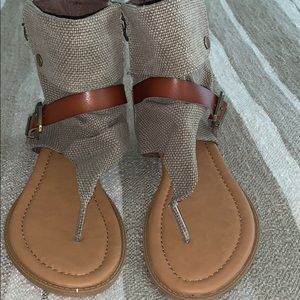 Super cute sandals never worn!